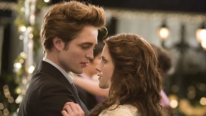 ‘Twilight’ Reissue Racks Up $1.5M Wednesday As Robert Pattinson & Kristen Stewart Saga Plays Halloween Frame